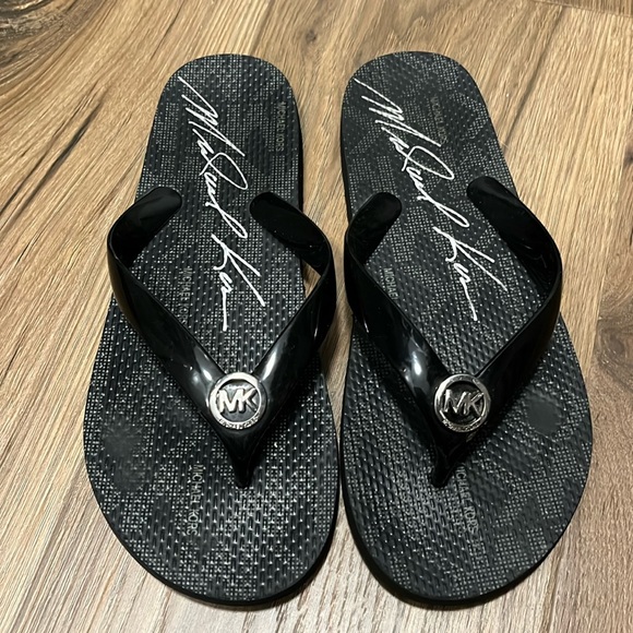 Michael Kors black ladies flip flops, size 6 - Picture 1 of 6